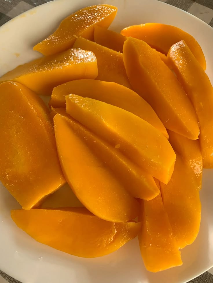 Sliced Nawabpuri Chaunsa mango showing natural fruit sugar content